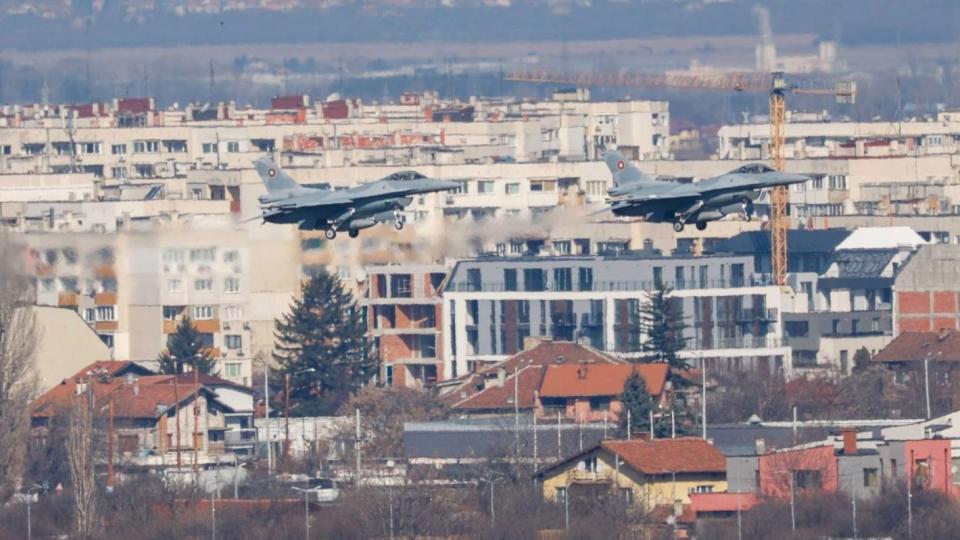 Български изтребители F-16 летяха ниско над София, било учение (снимки/видео)
