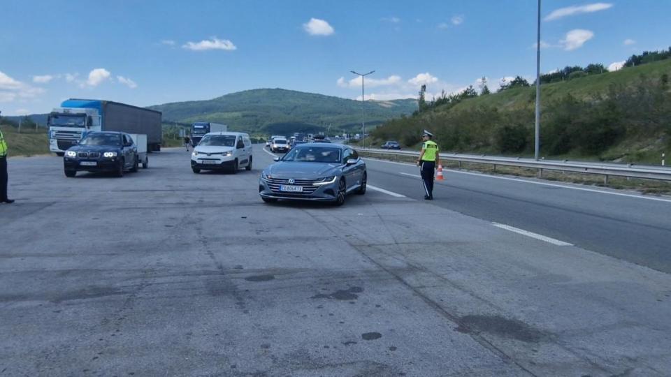 Задържаха пиян полицай зад волана след гонка в насрещното по магистрала "Струма"