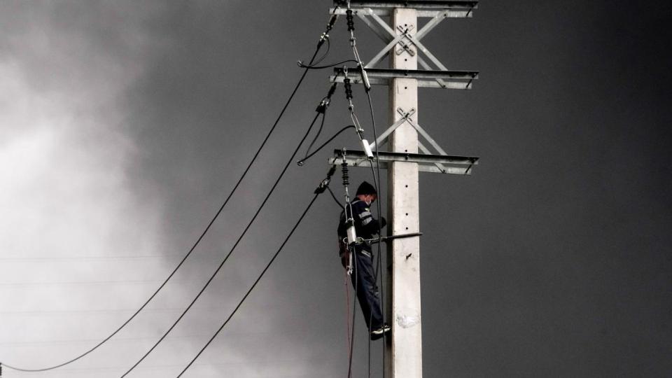 Токсичен черен дъжд преваля над Техеран