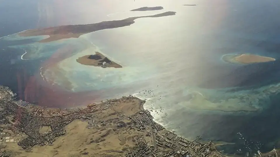 Ормузкият проток става най-скъпият воден път след 300% скок на рисковите премии