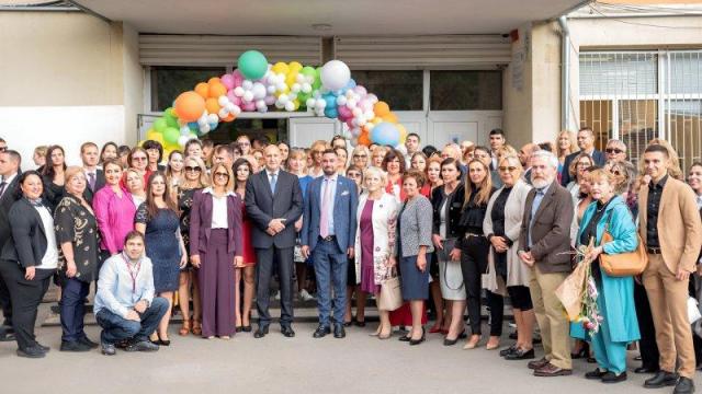 1-ва английска гимназия рекламира Радев предизборно