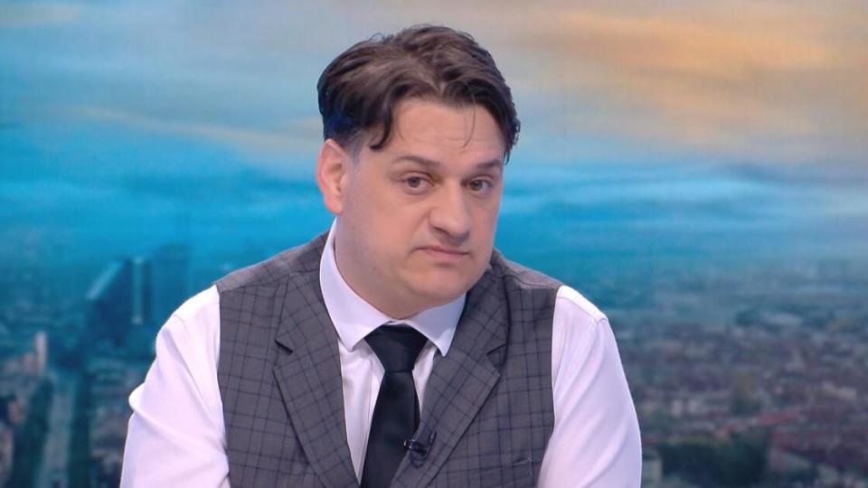 Министър в оставка разписва крупни суми за свой човек и доказва как работи схемата с държавните пари