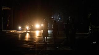 Куба потъна в тъмнина след ново спиране на тока, последва трус от 6 по Рихтер (снимки)