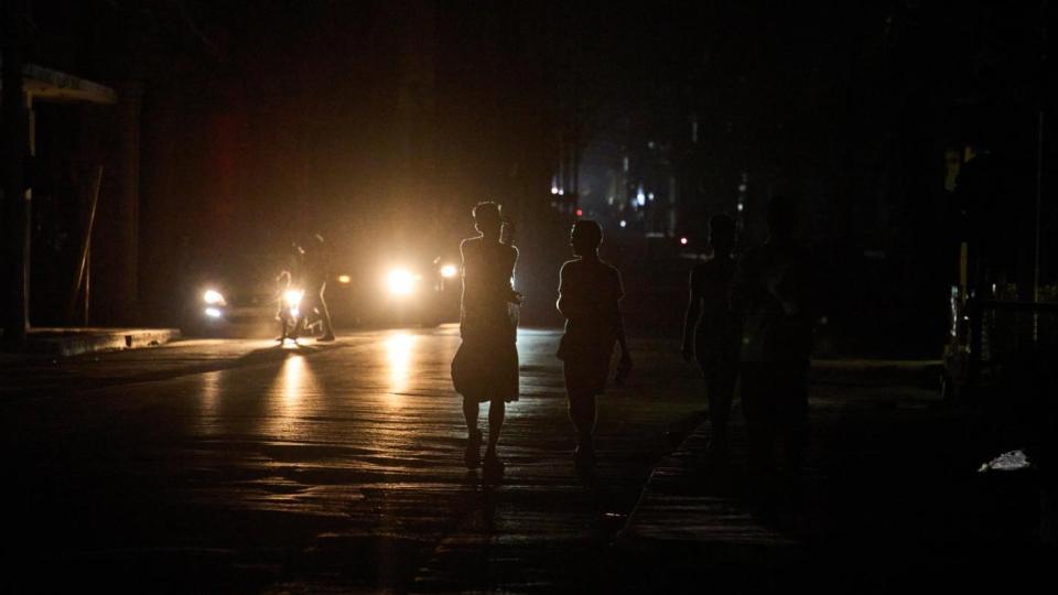 Куба потъна в тъмнина след ново спиране на тока, последва трус от 6 по Рихтер (снимки)