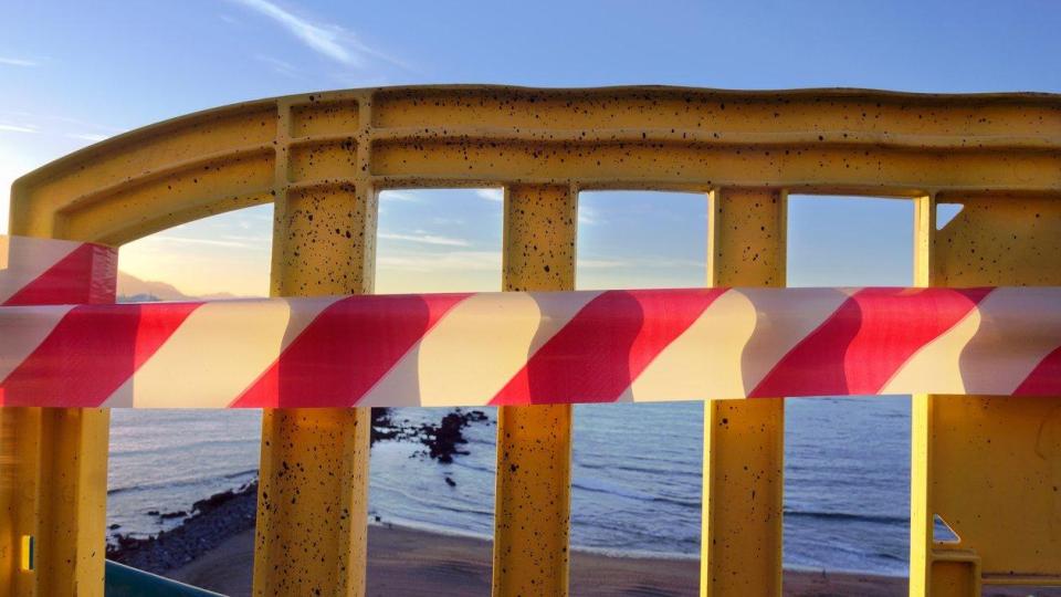 Телата на гола жена и мъж по къси панталони изплуваха от морето край Поморие и Варна