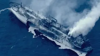 Еко бомбата в Средиземно море: Танкер на "Совкомфлот" плътно до взривения от Украйна руски газовоз