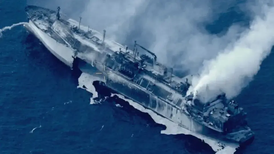 Еко бомбата в Средиземно море: Танкер на "Совкомфлот" плътно до взривения от Украйна руски газовоз