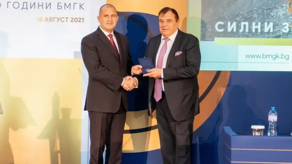 Боядисаният старец Вълканов засечен със спасителя Радев