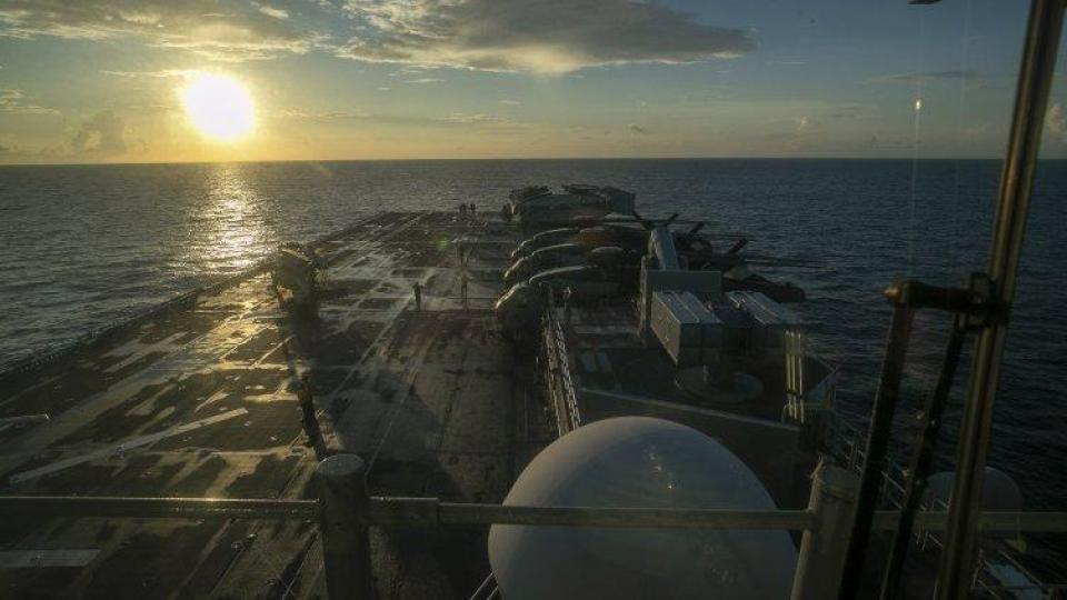 Амфибийният кораб на САЩ „USS Tripoli“ пристигна в Близкия изток