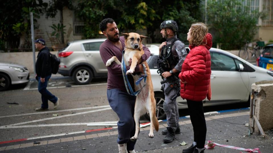 Иран извърши най-мащабната си ракетна атака срещу Израел преди Пасха (снимки)