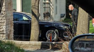 Мъж в расо препречи колата на министър Нейнски и я засипа с клетви и обиди (снимки)