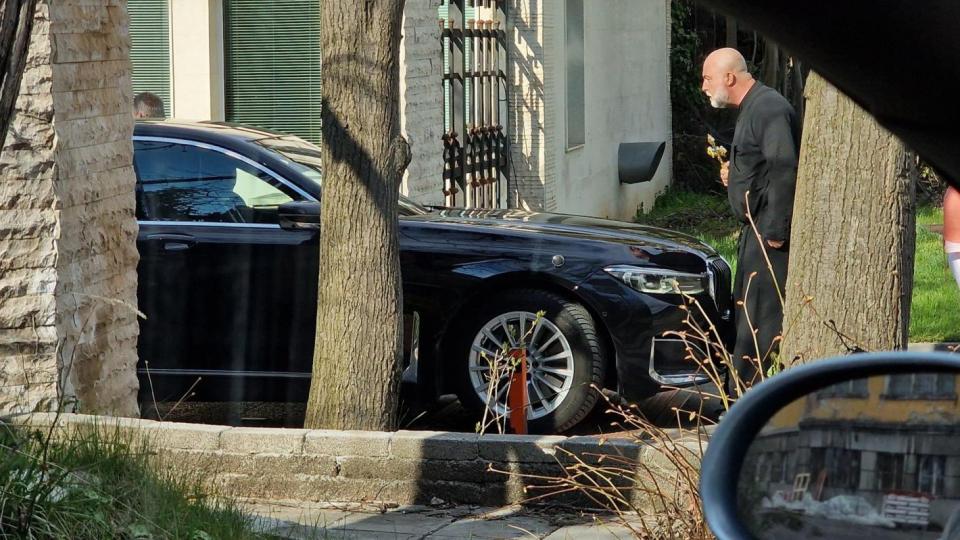 Мъж в расо препречи колата на министър Нейнски и я засипа с клетви и обиди (снимки)