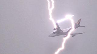 Мълния удари излитащ самолет от летище Варна