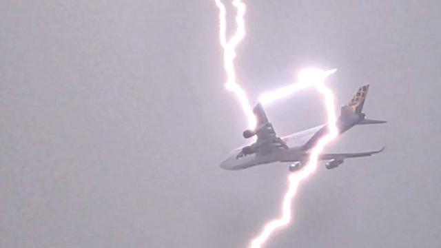 Мълния удари излитащ самолет от летище Варна