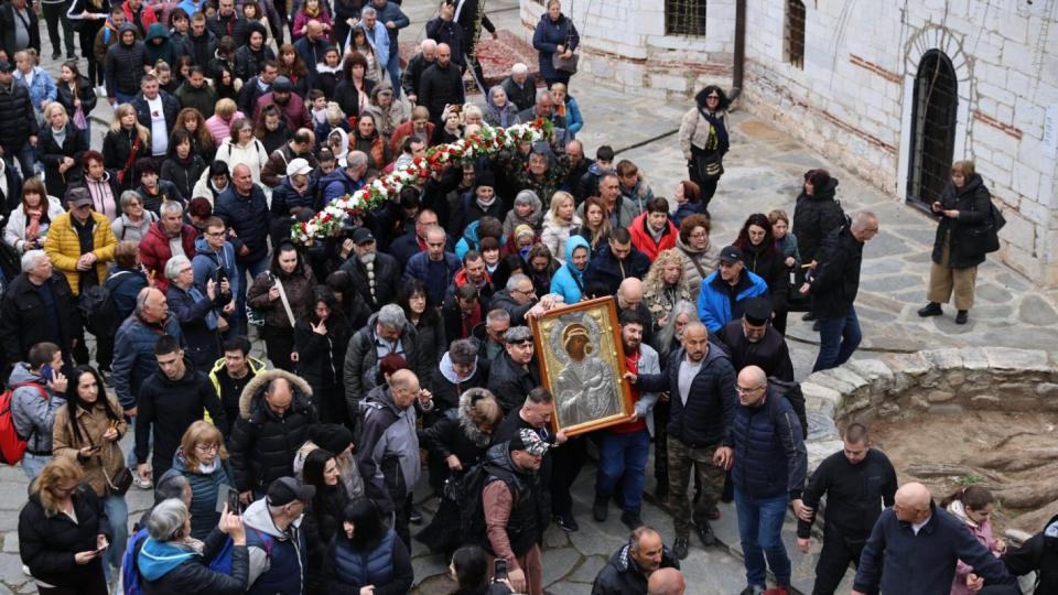 Стотици вярващи последваха чудотворната икона на Света Богородица (снимки)