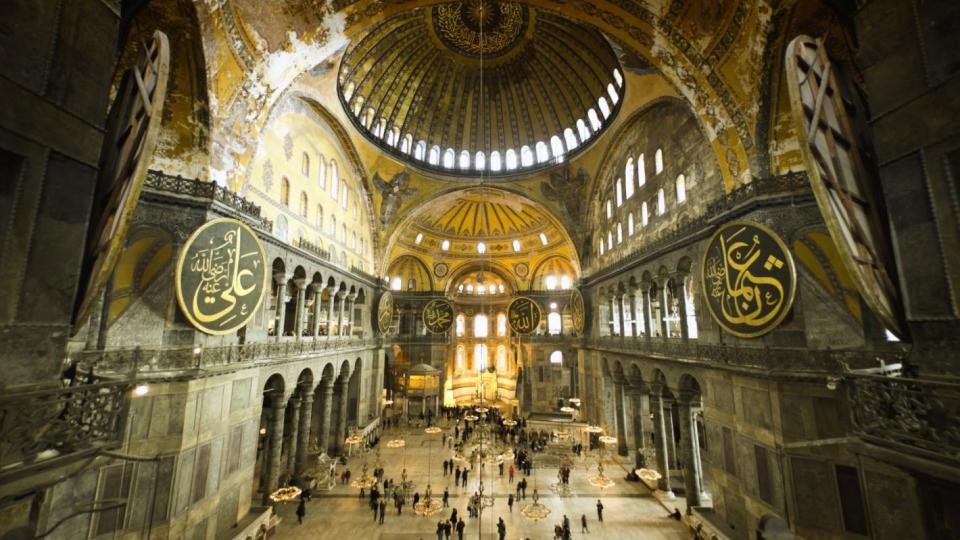 Гърци развяха знаме с надпис "Православие или смърт" в храма "Света София" в Истанбул (видео)