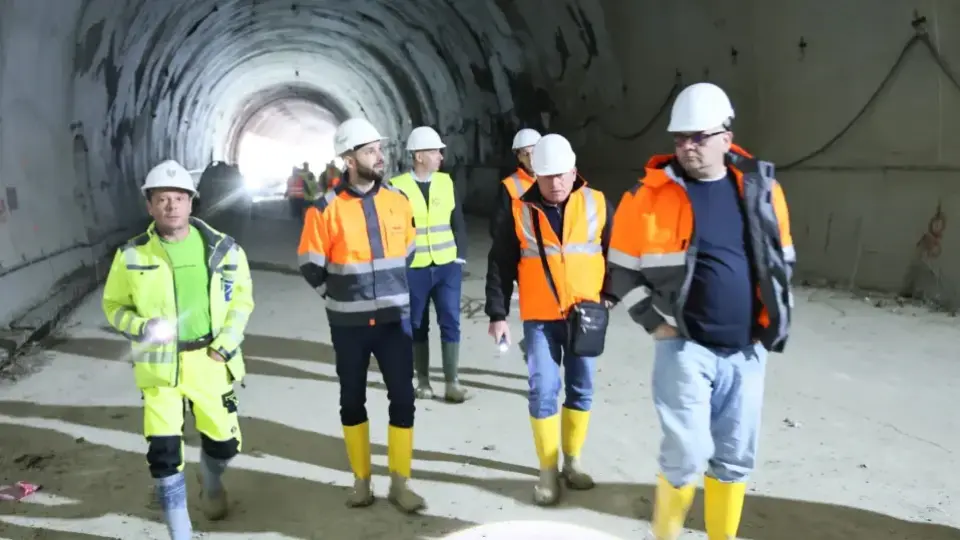 Остават 90 метра до прокопаването на най-дългия двупътен жп тунел на Балканите
