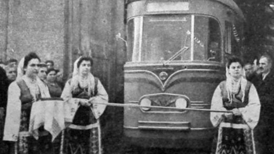 Първите софийски трамвай и тролей украсяват пощенска марка