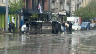 Линейка се обърна на ключово столично кръстовище (снимки/видео)