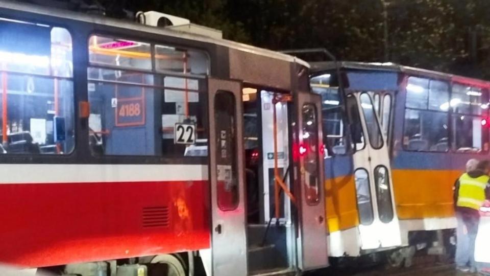 Дете пострада при сблъсък между два трамвая в София