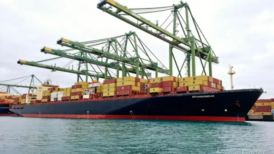 Иран задържа два кораба в Ормузкия проток