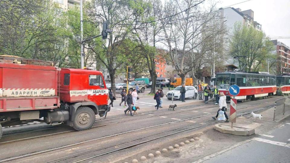 За по-малко от 24 часа: Втори сблъсък на трамваи на същото място в София (снимки)