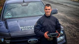 Героят на деня: Ето го полицая, който изкърти люка на автобуса ковчег и спаси много животи