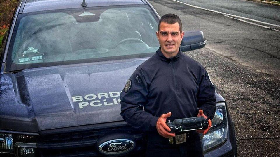 Героят на деня: Ето го полицая, който изкърти люка на автобуса ковчег и спаси много животи