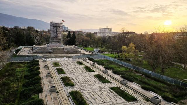 Демонтират скелето на Паметника на Съветската армия