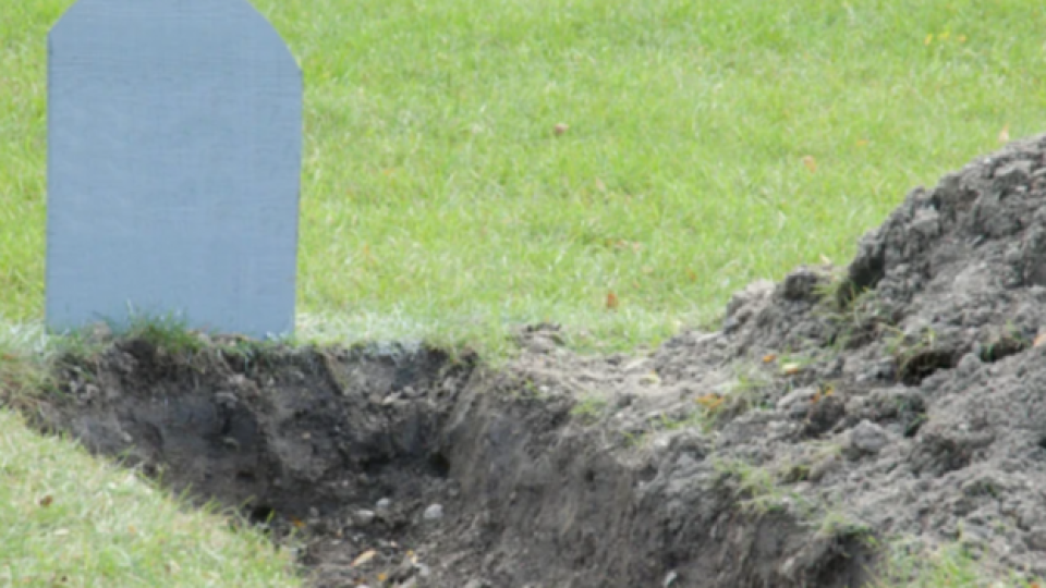 След катастрофи, инфаркти, нападение от мечка и падане от скала: Мъж изкопа собствения си гроб