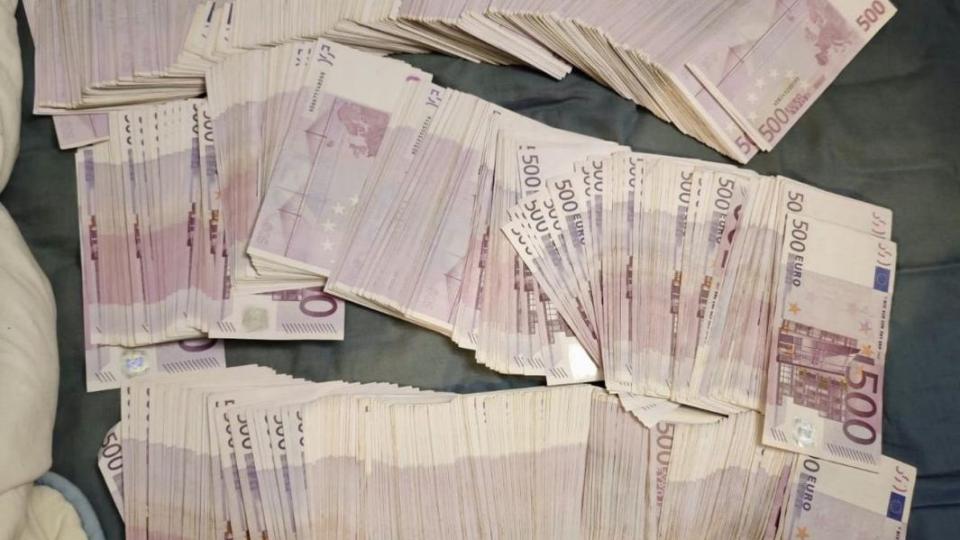 Задържаха трима с близо €600 000, над 600 боеприпаса и повече от 67 кг дрога (снимки)