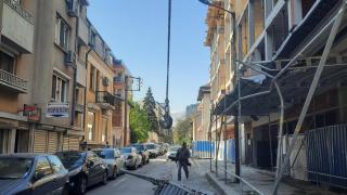 Кофраж се стовари от 5-ия етаж на строеж в центъра на София (снимки)