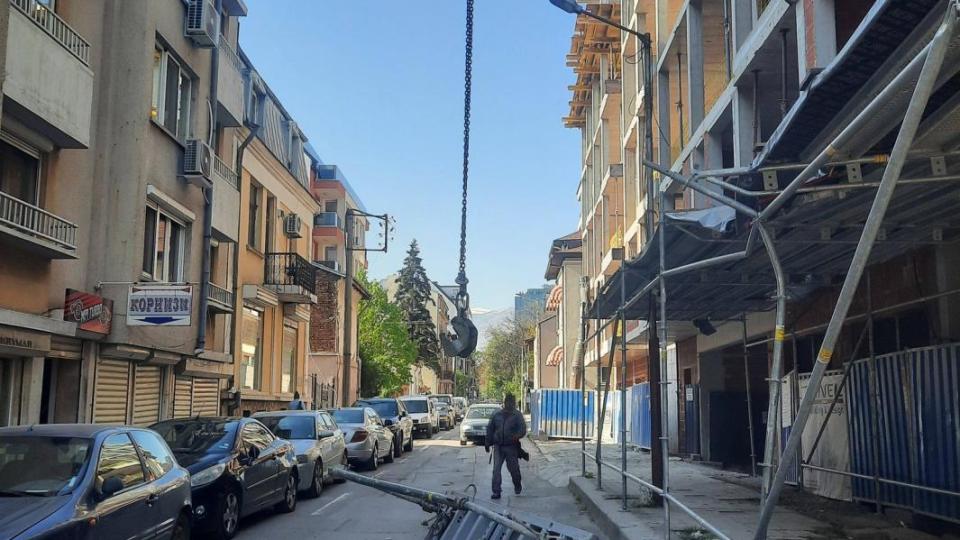 Кофраж се стовари от 5-ия етаж на строеж в центъра на София (снимки)