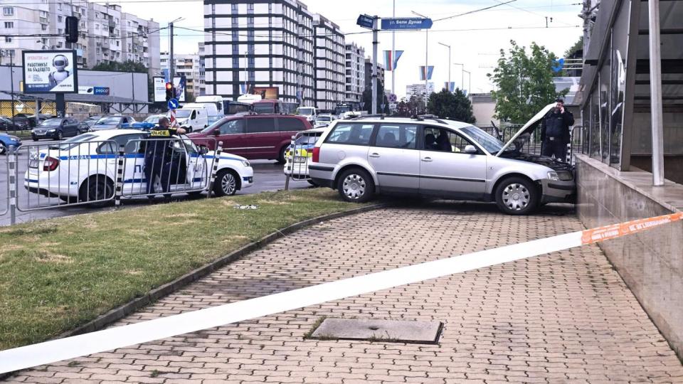 Кола се заби в метростанция в София, 68-годишният шофьор загина на място (снимки)