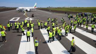 След 170 дни ремонт: Летище Бургас откри обновената си писта с полет от София (снимки)