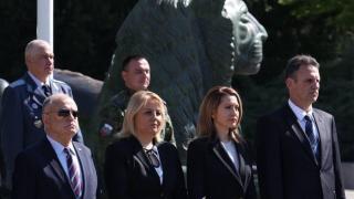 В Деня на храбростта зам.-председателят на НС и ПГ на ДПС Айтен Сабри и народният представител Иво Цанев поднесоха венци и цветя пред паметника на Незнайния войн