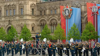 Гледайте на живо: Парадът на Червения площад в Москва (видео)