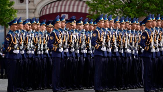 Парадът на Червения площад: Без сухопътна техника и за пръв път с военни от Северна Корея