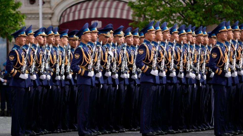 Парадът на Червения площад: Без сухопътна техника и за пръв път с военни от Северна Корея