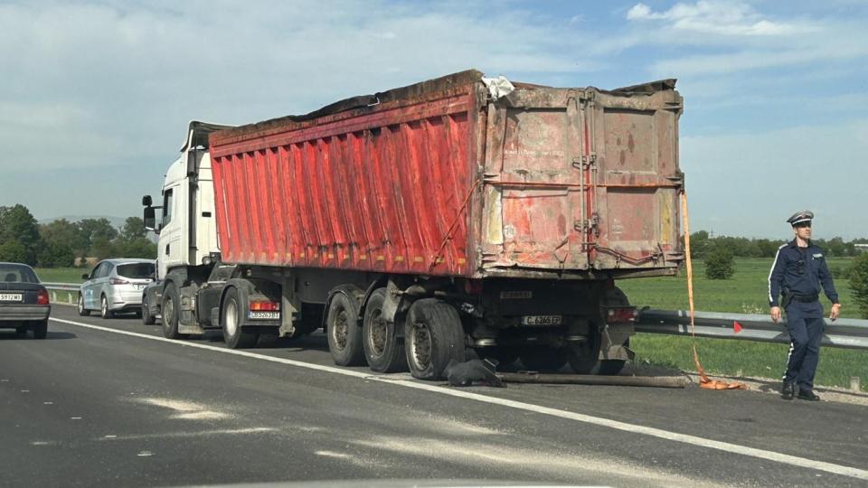 Водачите на автобуса и камиона с общо 74 нарушения на пътя и с отнемани книжки (снимки)