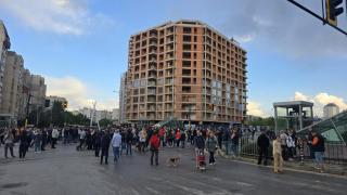 Протест срещу строежа на 22-етажна сграда затвори бул. "Ал. Малинов" в София (снимки)