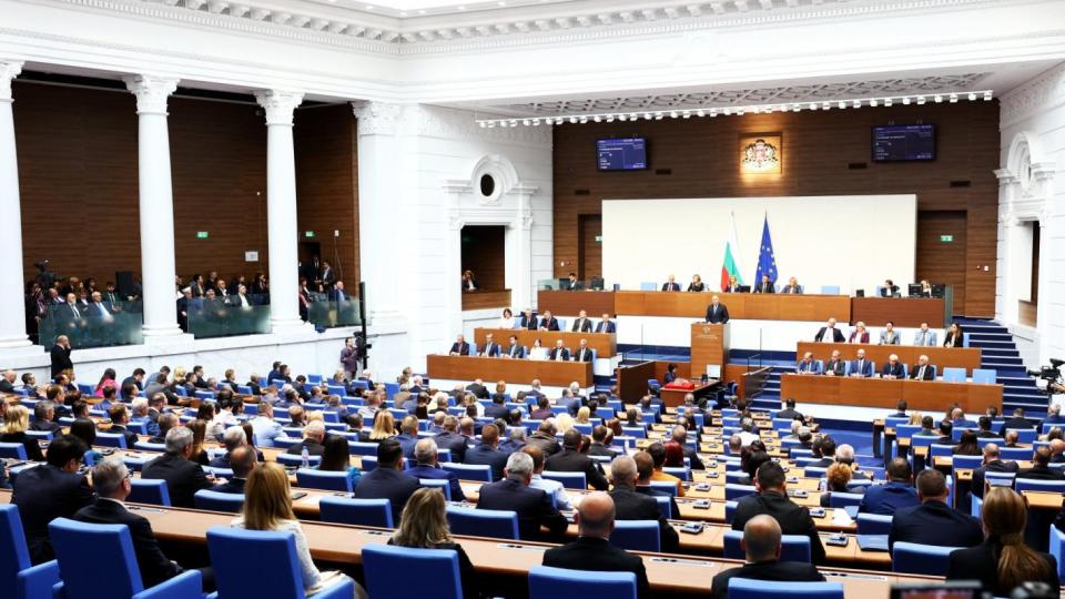 Неуспели кандидат-депутати влязоха в парламента като сътрудници
