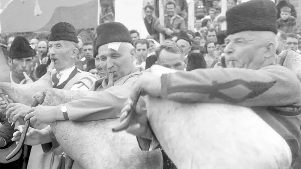 Бай Тошо надуваше кавал, гайда и флигорна