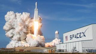 „Спейс Екс“ изпрати товарен кораб към Международната космическа станция