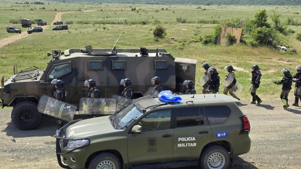 Военни полицаи от 12 страни тренираха контрол на тълпата на полигон "Ново село" (снимки)