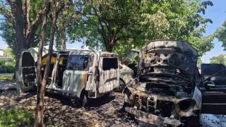 Автомобил пламна в движение в Пловдив, запали паркирани коли, цистерна се обърна (снимки/видео)