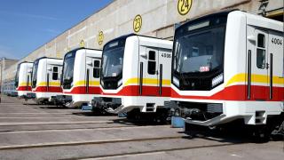 Вижте новите влакове, които тръгват по три от линиите на метрото (снимки)