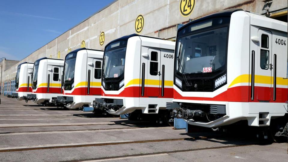 Вижте новите влакове, които тръгват по три от линиите на метрото (снимки)