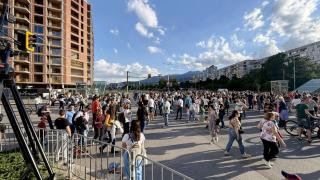 Жители на "Младост" отново излязоха на протест срещу небостъргача, затвориха булеварда (снимки)