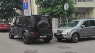 НА ВНИМАНИЕТО НА МВР-БУРГАС! Кой селяндур си паркира Г-класата пред полицията? (СНИМКИ)